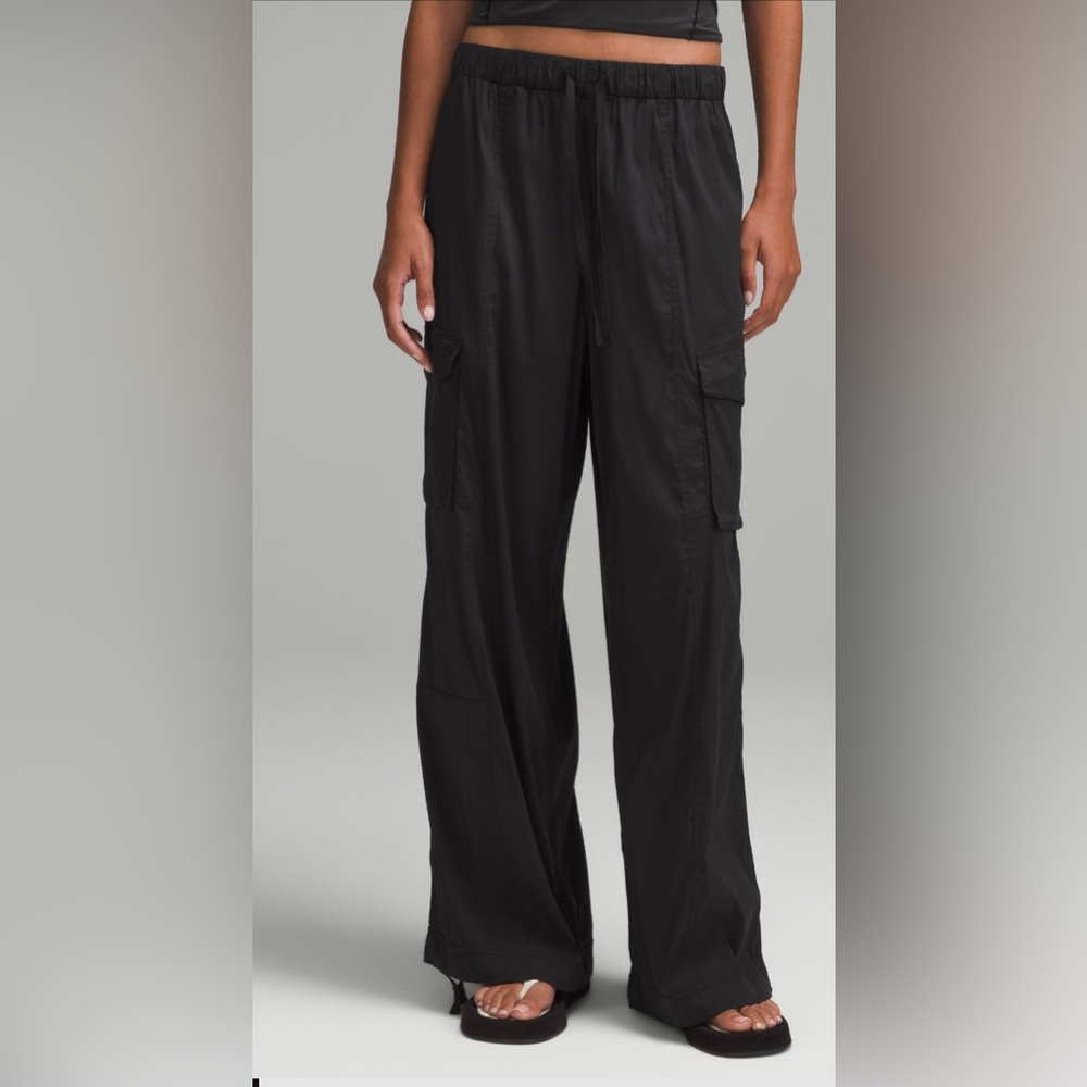 SOLD Lululemon black lightweight cargo adjustable midrise pants size xs